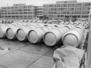 Fässer, die zum Transport von abgereichertem Uran benutzt wurden, vor dem Firmensitz von Transnuklear in Hanau (im Dezember 1987).Fotos: Senftleben/Privat