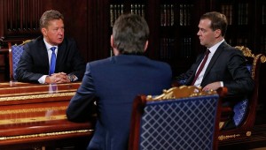 Gazprom-Chef Alex Miller im Gespräch mit Regierungschef Dmitri Medwedjew und Energie-Minister Andre Nowak 