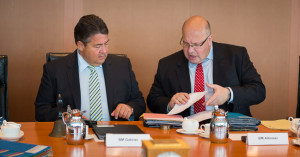 Bundeswirtschaftsminister Gabriel und Kanzleramtsminister Peter Altmeier während der ersten Kabinettssitzung unter Leitung von Minister Gabriel.