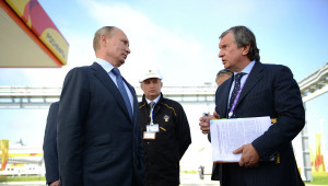 Präsident Wladimir Putin mit Rosneftchef Igor Setschin: Putin gratulierte seinem Vertrauten für dessen gelungenen Coup... wurde jedenfalls berichtet!
