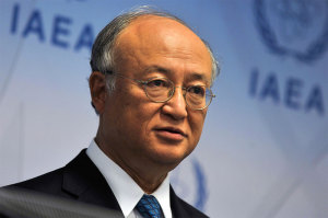 IEAO-Chef Yukia Amano unterzeichnet den Vertrag zur Ansidelung der Atom-"Bank" in Kasachstan