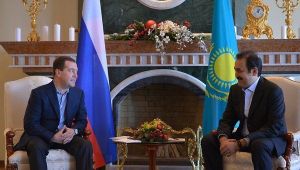 Russischer regierungschef Medwedew und sein Amtskollege aus Kasachstan Karim Massimow