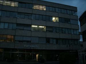 Rathaus Siegburg:Noch späte brennen die Lichter in den Büros. Hier laufen die zentralen Vorarbeiten für die mögliche Stadtwerkegründung