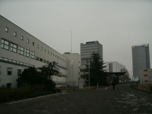 Blick auf das gesamte Einsemble des WCCB, das früher der deutsche Bundestag war. gegenüber ist noch der Erweiterungsbau des WCCB im Bau. 
