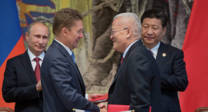Nach der Vertragsunterzeichnung: Kreml-Chef Wladimir Putin, Gazprom-Chef Alexej Miller, der Chef der chinsischen Energiekonzerns CNPC und der chinesiche Staatschef Xi Jinping