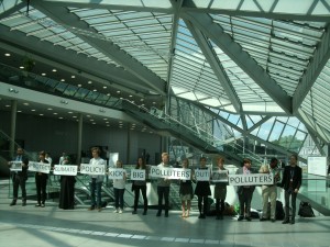 Protestaktion der Federation of Young European Greens: Schmeißt die großen Verschmutzer raus! 350.org