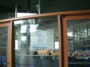 Blick auf den Plenarsaal im neuen UN-Konfgresszentrum Bonn in dem das Plenum meist hinter verschlossenen Türen tagte