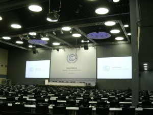 Einer  der riesigen Konferenzsäle im neuen UN-Kongresszentrum, Bild U&E