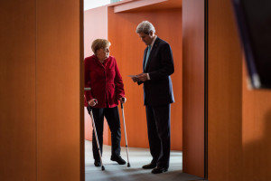 Kanzlerin Merkel nach Wander-Unfall mit US-Außenminister Kerry, der nun, nach einem Radunfall  ähnlich "bekrückt" zur Verhandlung mit seinem iranischen Verhandlungspartner Sarif in Wien erscheint
