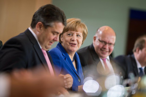 Bundeskanzlerin Angela Merkel mit Bundeswirtschaftsminister Sigmar Gabriel und Kanzleramtsminister Peter Altmaier: Wer musste die meisten Federn lassen?