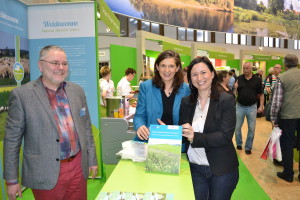Thüringens Umweltministerin Ministerin Anja Siegesmund(rechts)  auf der IGW 2015 in Berlin mit der Vorsitzenden der Bundestagsfraktion der GRÜNEN, Katrin Göring-Eckardt 