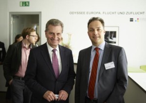 EU-Kommissar Günther Oettinger und bne-Geschäftsführer Robert Busch während der Digitalisierungskonferenz 2015