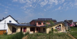 Mehr Sonnenstrom von Dächern; Waldorfkinderhaus Sankt Augustin Menden mit Fotovoltaik und Solarthermie-Anlage, Bild Bau Atelier