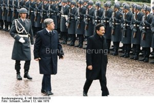 1978 verabschiedet Bundeskanzler Helmut Schmidt den türkischen Premierminister Bülent Ecevit vor dem Bundeskanzleramt mit militärischen Ehren. Bild Bundesreg. Lothar Schaack