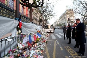 Frankreichs Präsident Francoise Hollande und der britische Premier David Cameron gedenken der Opfer des barbarischen Terrorattentats