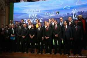 Nach gelungenem Klima-Vertrag posiert eine fröhliche Verhandluingsrunde: Alle Staaten müssen noch ratifizieren ...
