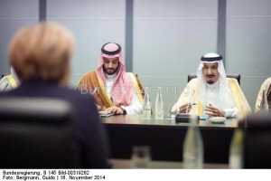 Der saudische König Salman ibn Abd al-Aziz (rechts) bei einem Treffen mit Kanzlerin Angela Merkel am Rande des G 20 Treffens 2014 in Brisbane