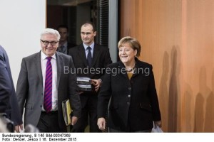 Bundesaußenminister Frank-Walter Steinmeier und die Kanzlerin auf dem Weg zur Kabinettssitzung