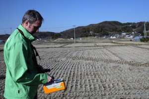 Greenpeace-Atomexperte Breuer mit dem Geigerzähler bei Koriyama City, 50 Kilometer südlich des  Gau-Reaktors Fukushima. Breuer und andere messen dort für die Anwohner  die Strahlungsbelastung die immer weiter vom durch Gaus zertsörten Reaktor  ausgeht