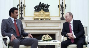 Kreml-Chef Wladimir Putin und der Emir von Katar, Alt Thani. Moskau hatte zuvor mit mehreren Ölförderstaaten versucht die Ölfördermengen zu deckeln , um die Preise steiegn zu lassen ... 