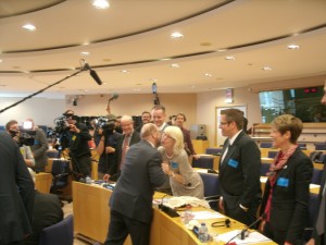 Unter den mitgereisten Mitgliedern der Allianz alte Bekannte von Parlamentspräsident Martin Schulz. Hier begrüsst er die deutsche Bundestagsabgeordnete Elfie Scho-Antwerpes, bild umwelt-energie-report