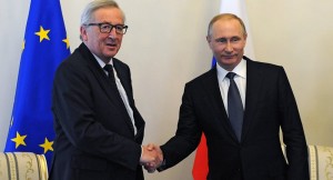 Der Händedruck zwischen Kreml-Chef Wladimir Putin und EU-Kommissionspräsident Jean Claude Juncker besagt nicht, dass sie sich nach ihrem Gespräch beim 20. Petersburger Wirtschaftsforum in allem einig sind. Bild Michail Klementjew, Sputnik