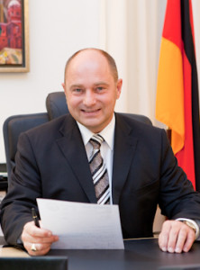Staatssekretär Rainer Bomba, er begleitete die Vorstellung des ersten LNG-Lasters ...