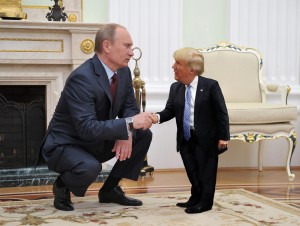 Auch diese Bildmontage, sie zeigt Wladimir Putin mit dem " kleinen" Donald  Trump wird von der von Moskau gesteuerten Nachrichten-Agentur Sputnik news gen Westen verbreitet ...
