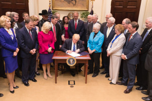 "The Donald" Trump beim Unterzeichnen seiner Dekrete gegen den Klimaschutz