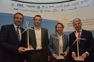 "Kommunale Energieversorger geben Startschuss für Offshore-Windpark". Bildunterschrift: v.l. : Dietmar Spohn, Klaus Horstick, Irina Lucke, Sven Becker. 