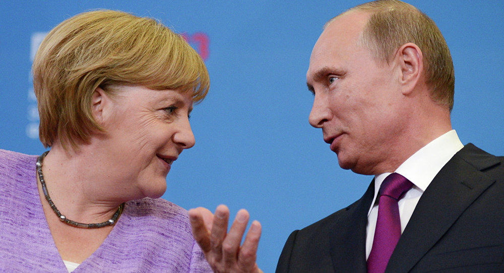 Ahnten sie da schon von den bevorstehenden US-Sanktionen...? Wladimir Putin und Angela Merkel 