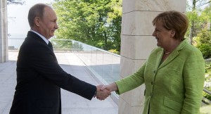 Kanzlerin Angela Merkel und Präsident Wladimir Putin: Mischt er sich schon ein...?