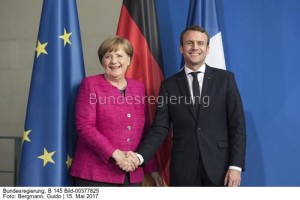 Fröhliches Händeschütteln und auch eine gemeinsame Energiepolitik? Kanzlerin Merkel und Frankreichs neuer Präsident Macron