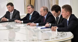 Präsident Wladimir Putin und seine "Mannschaft" mit Gazprom-Chef Alexej Miller vorne im Gespräch mit Shel-Chef