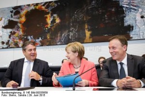 NEMoG wird kommen, freute sich Oppermann; hier mit Kanzlerin Merkel und Wirtschaftsminister Gabriel während der Fraktionssitzung der SPD. bild sandra steins