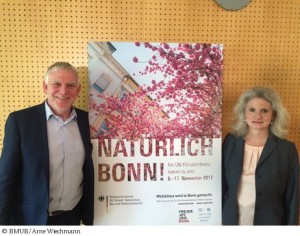 ...als Modellstadt für eine bessere Luft; hier präsentiert Umweltstaatssekretär Jochen Flasbarth ein Plakat zur Weltklimakonferenz die auch in Bonn stattfand ...