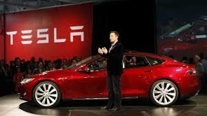 Auch der Forstminister freut sich,... trotz Waldrodung...? Hier ein Tesla Modell mit Elon Musk, dem Tesla-Chef