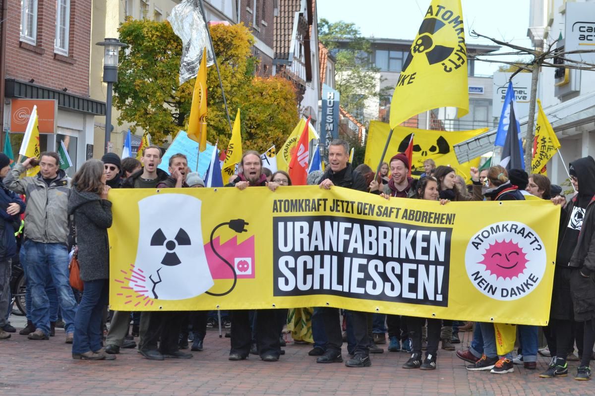 "...ein klarer Verstoß gegen das Exportverbot für Atommüll...;Anti-Atom-Demo in Lingen 