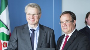 Auch der Steinhäger Staatssekretär Heinrich Bottermann  macht sich Sorgen um den Insektenschwund ...;hier mit  Ministerpräsident Armin Laschet