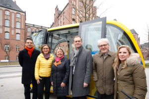 Charité, das Projekt "Stimulate", mit selbstfahrenden Bussen, Dritter von rechts der Regierende Bürgermeister von Berlin Michael Müller 