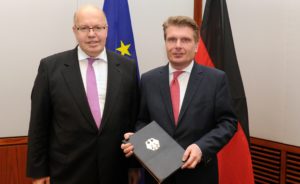Neuer dena-Aufsichtsrat ...."Thomas Bareiß (rechts) mit seinem Minister Peter Altmaier ...;