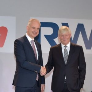 Sie reichen sich die Hände: E.on-Chef Johannes Teyssen und RWE-Chef  Martin Schmitz