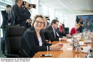 "...-Aber auch Bundesumweltministerin Svenja Schulze wird ihrer Vorbildfunktion im Kabinett nicht gerecht; Svenja Schulze, dahinter Bundesverkehrsminister Angy Scheuer...;  bild guido bergmann