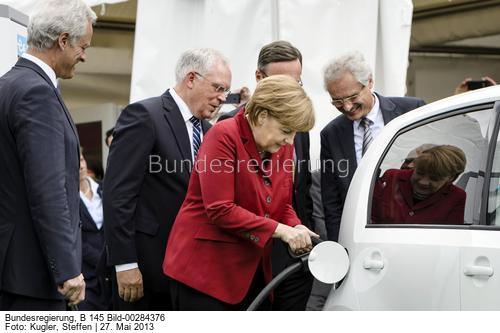 "... wie die Mobilität der Zukunft aussehen wird ..."; Kanzlerin Merkel, ganz rechts Henning Kagermann, bild Steffen Kugler