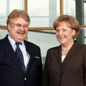 Frau Merkel Sie lassen zu, dass ein tiefer Riss durch Europa geht, wetterte ... Elmar Brok bereits im November; hier mit Kanzlerin Angela Merkel