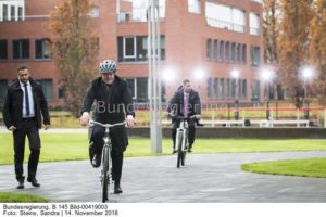 "Immer neue Verkehrskonzepte , hier sogar vonFinanzminister  Olaf Scholz auf dem Fahrrad demonstriert