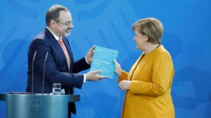 Aus der unzureichenden CO2-Bepreisung von Energieträgern entsteht ...: Dietmar Harhoff bei der Übergabe an Kanzlerin Angela Merkel