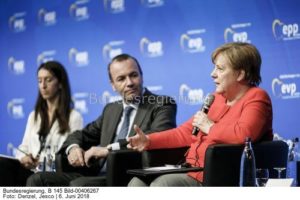 „Die deutsche Autoindustrie ist das Rückgrat der europäischen Industrie   ; Manfred Weber, CSU, hier mit Kanzlerin Angela Merkel  , Bild Jesco Denzel