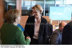 ".....kann Grüner Wasserstoff insbesondere der Industrie helfen !" ;"Forschungsministerin Anja Karlicek, hier mit Kanzlerin Merkel, l. bild Henning Schacht