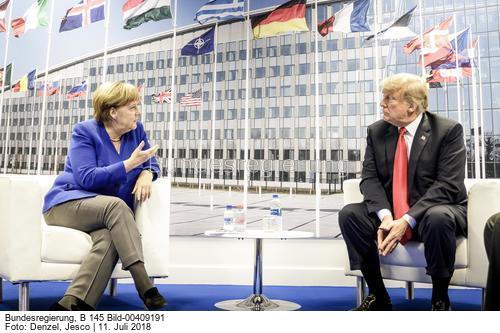 Nord-Stream 2 Thema bei der NATO ...; Bundeskanzlerin Angela Merkel im bilateralen Gespräch mit Donald Trump, Präsident der USA, am Rande des Gipfels der Nordatlantikvertrags-Organisation (NATO) im NATO-Hauptquartier; Bild Jesco Denzel